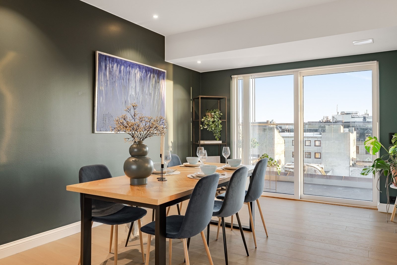 Fra stua er det utgang til balkongen via to skyvedører. Galleribilde