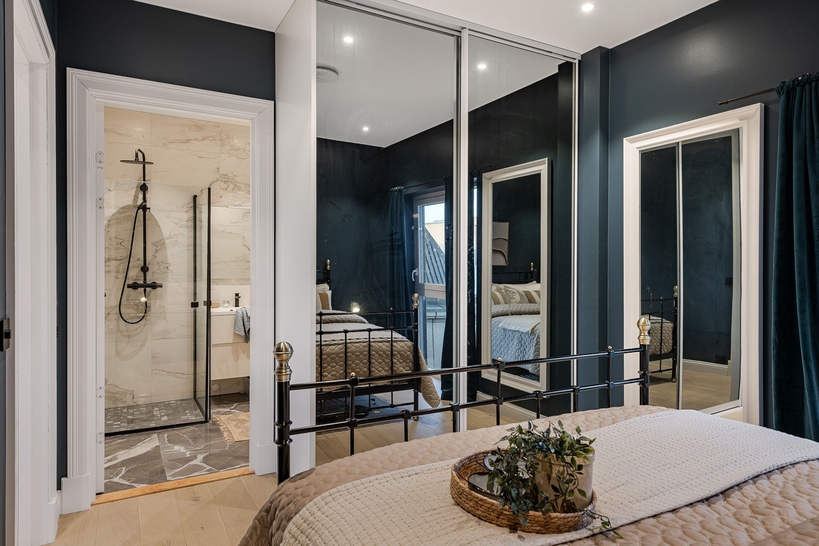 Fra hovedsoverommet er det direkte tilgang til eget bad, en luksus i hverdagen. Galleribilde