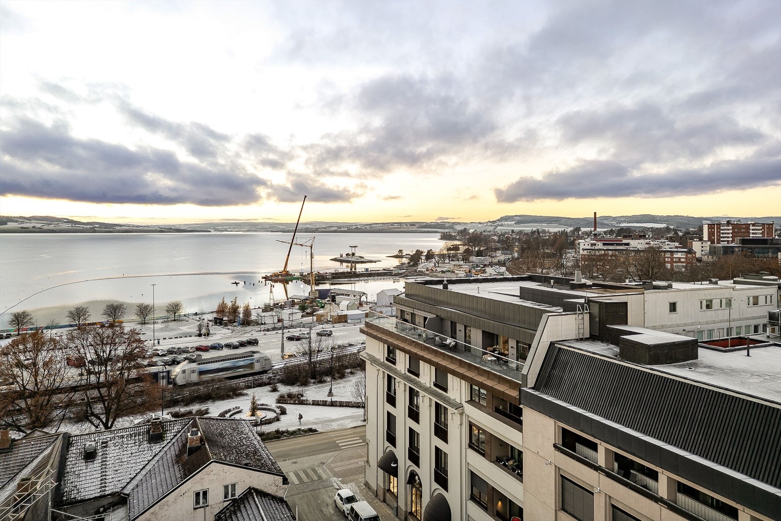 Det er lite innsyn til leiligheten, samtidig som man får et flott utsyn og overblikk over byen. Galleribilde