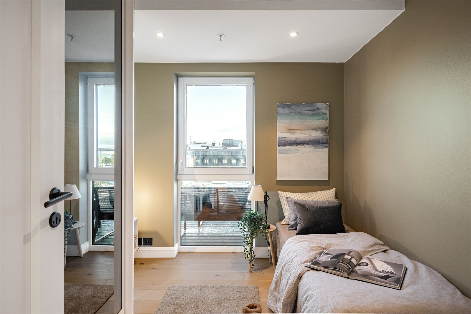 Hyggelig soverom nummer to som vender ut mot balkongen. Rommet har en praktisk skyvedørsgarderobe med speilfronter. Galleribilde