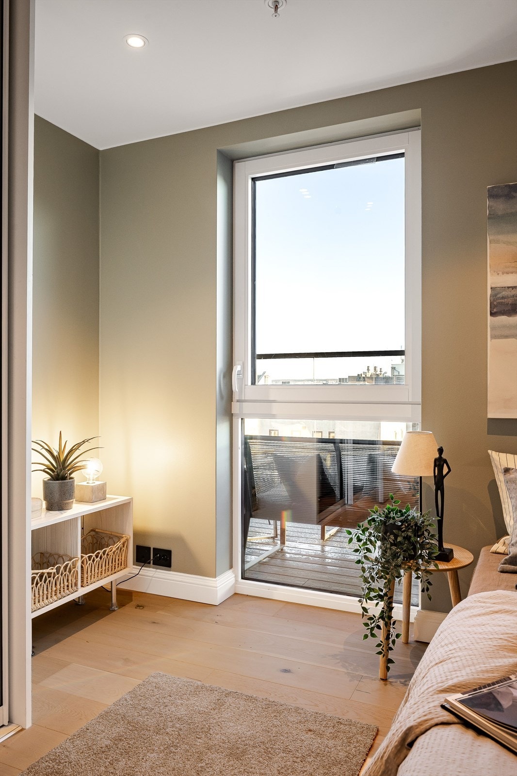 Romme har et stort vindu som gir godt med lysinnslipp. Galleribilde