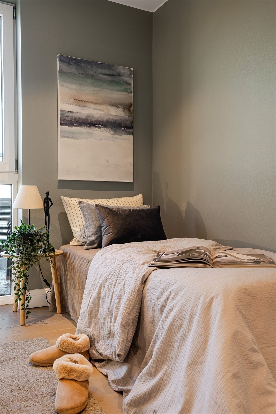 Veggene er malt i en grågrønn tone og gulvet er det samme som i de øvrige oppholdsrommene. Galleribilde