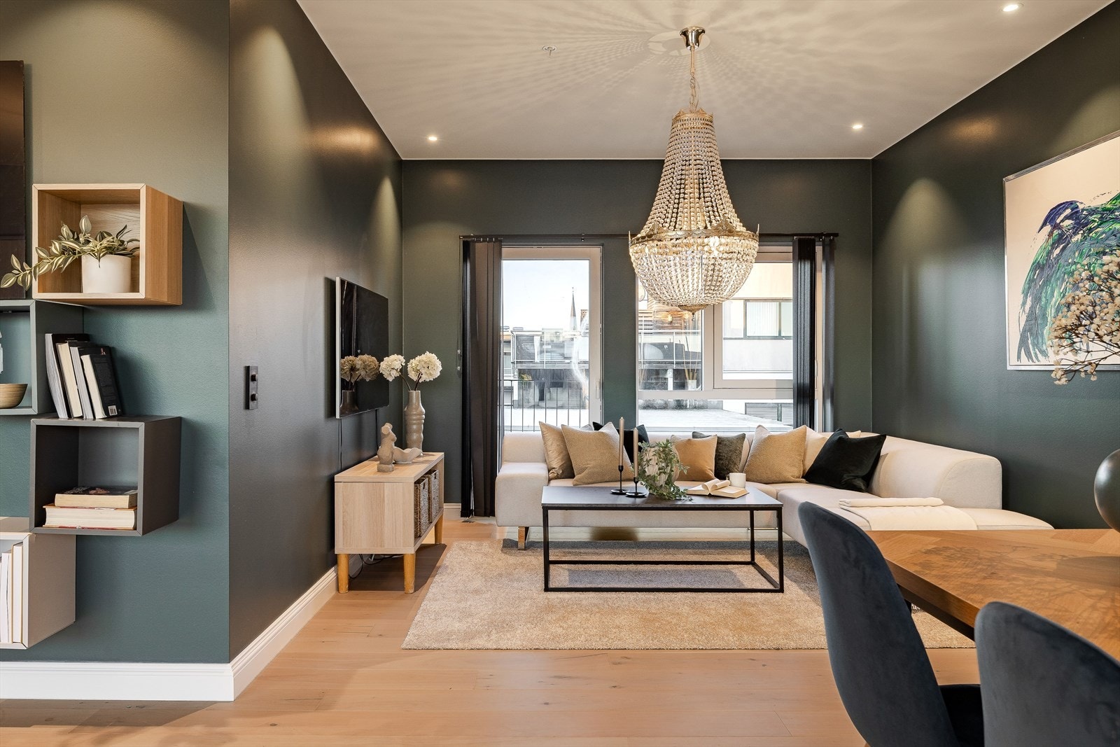 Lun og hyggelig del av stuen som egner seg perfekt for sofagruppa med plass til sofa, salongbord og TV-møblement. Det er dør til fransk balkong som vender inn mot bakgården. Galleribilde