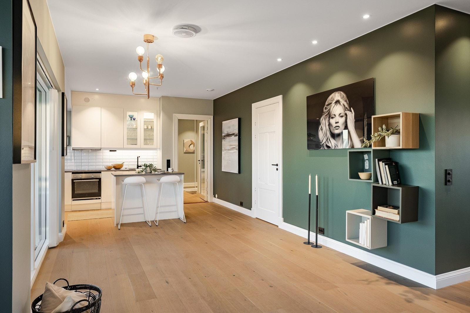 Alle rom utenom badene har et pent 1-stavs parkettgulv i eik. I kombinasjon med de flotte ekstra brede gulvlistene gir dette et eksklusivt preg til rommene. Galleribilde