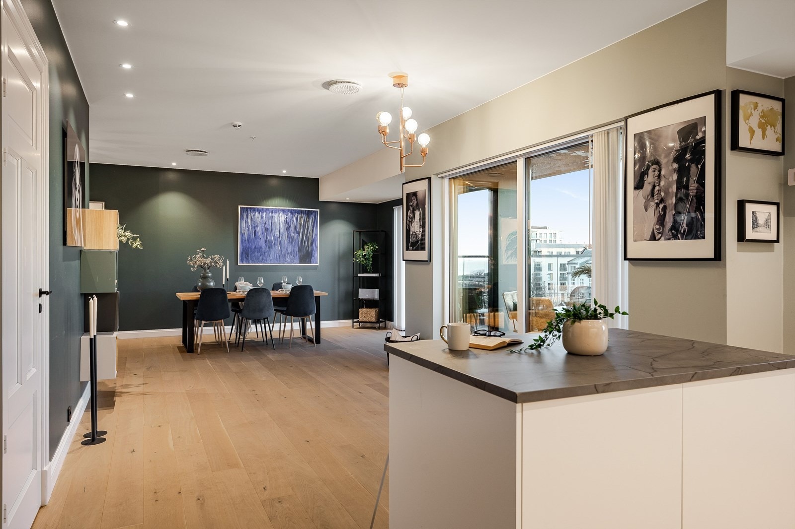 Veggene er malt med både lyse og mørke farger som gir en lun atmosfære og fine kontraster. Det er montert downlights en rekke steder som gir gode muligheter for å tilpasse lyset etter hva slags stemning man ønsker. Galleribilde