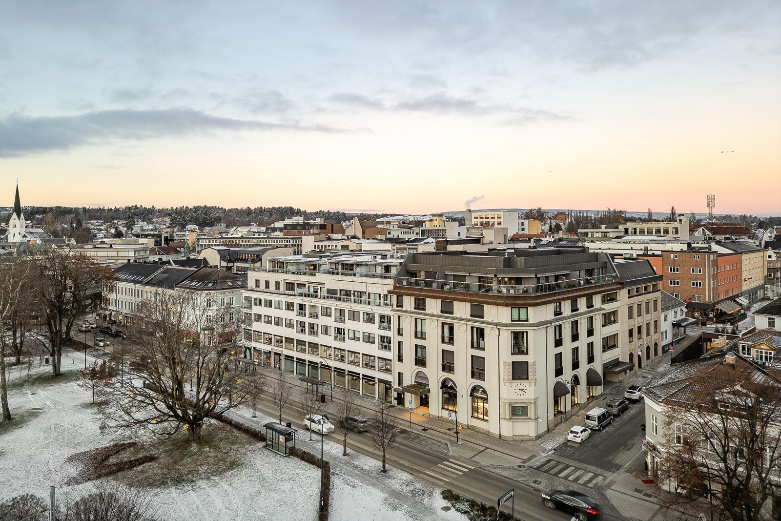 Leiligheten har en meget sentral beliggenhet midt i Hamar. Her har du umiddelbar nærhet til butikker, kaféer, restauranter og diverse servicefunksjoner. Galleribilde