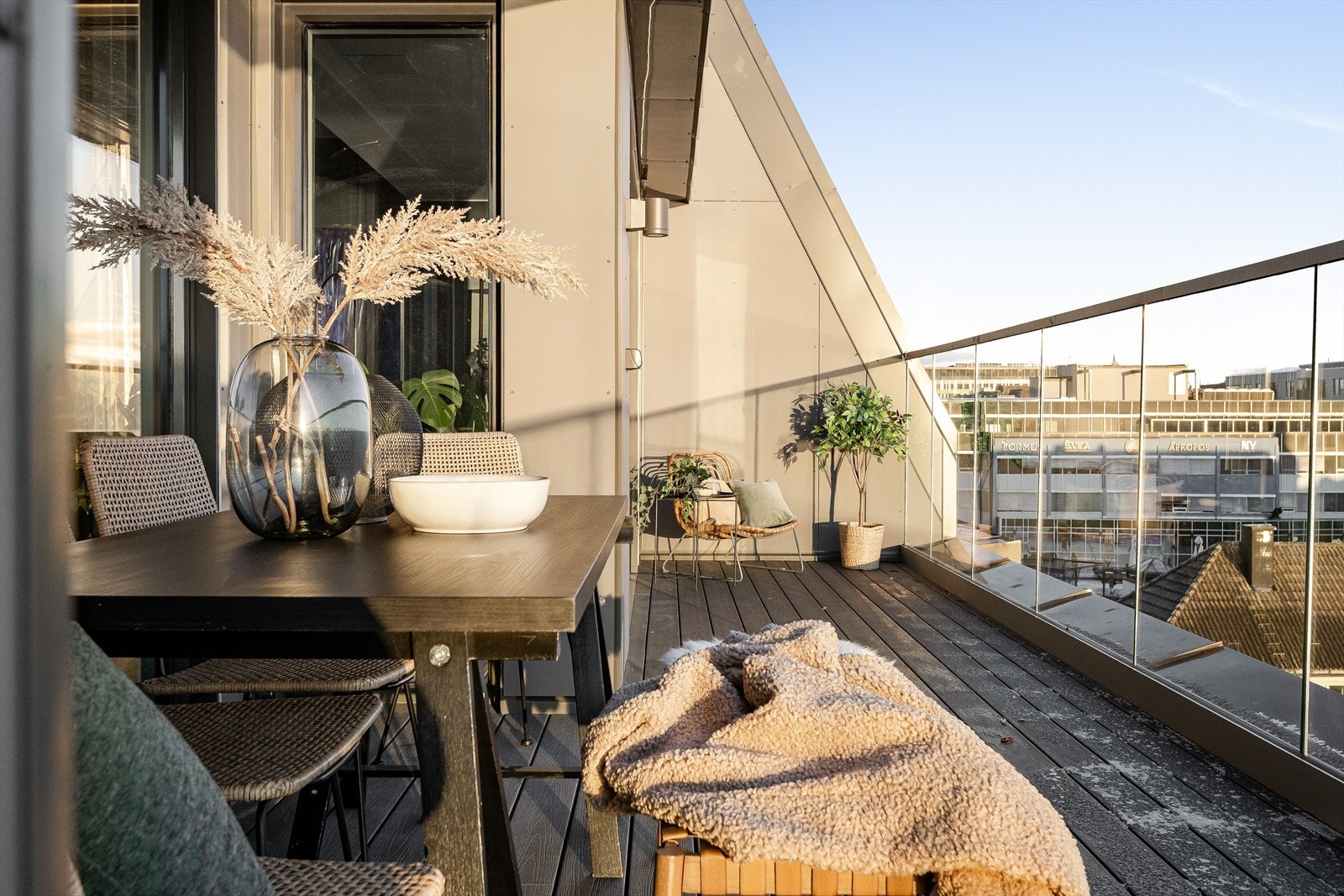 Her er det plass til flere ulike sittegrupper, planter og annet ønskelig for å skape er hyggelig utemiljø. Galleribilde