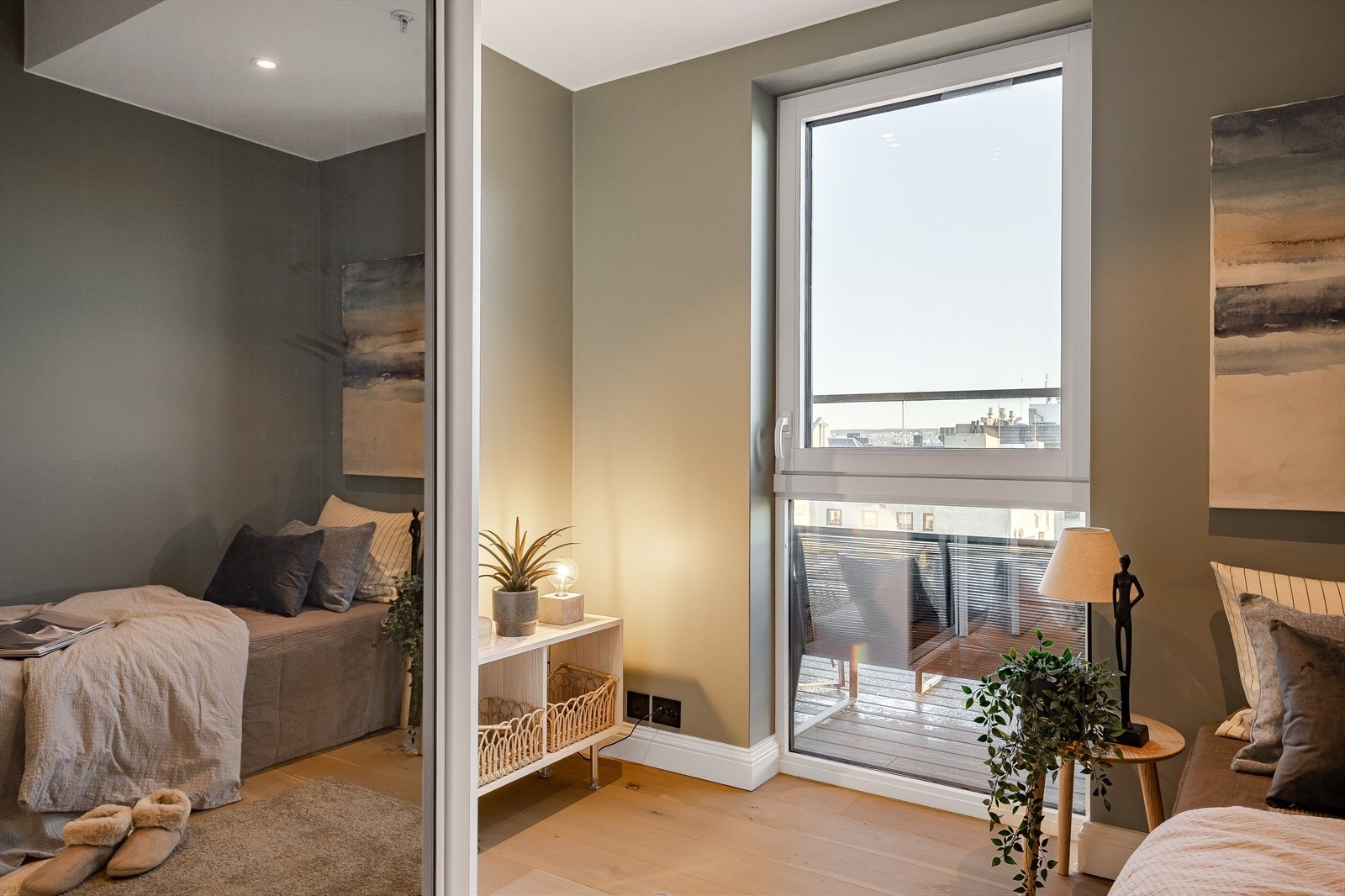 Fin nisje ved siden av garderobeskapet som egnet seg godt som en liten kontorplass eller oppbevaringsplass. Galleribilde