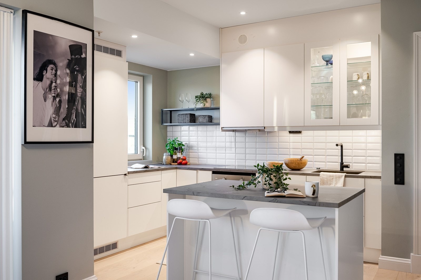 I benkeryggen er det påsatt subway-fliser for et stilige utrykk og enkel rengjøring. Galleribilde