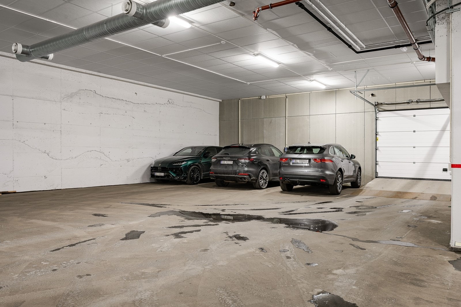 Garasjeplass i felles garasjeanlegg i kjeller medfølger leiligheten. I tillegg følger det en kjellerbod på ca. 5 m². Galleribilde