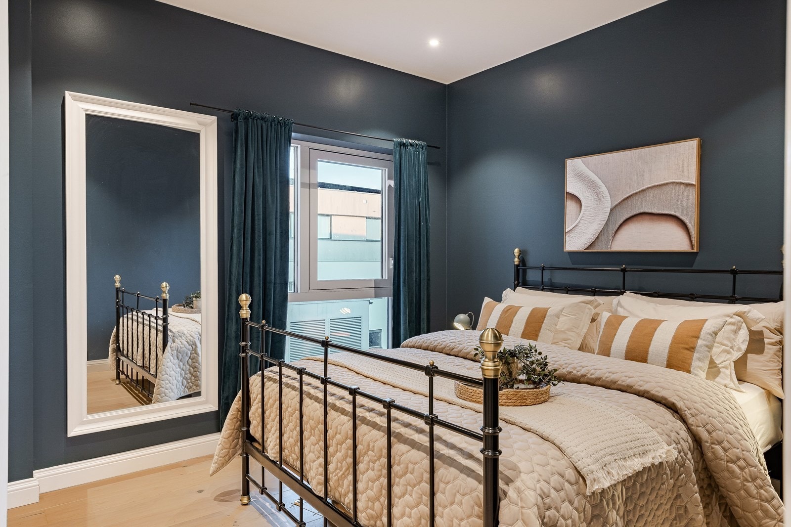 Leiligheten har to soverom. Dette er det største som er malt i en dyp og delikat blåfarge. Galleribilde