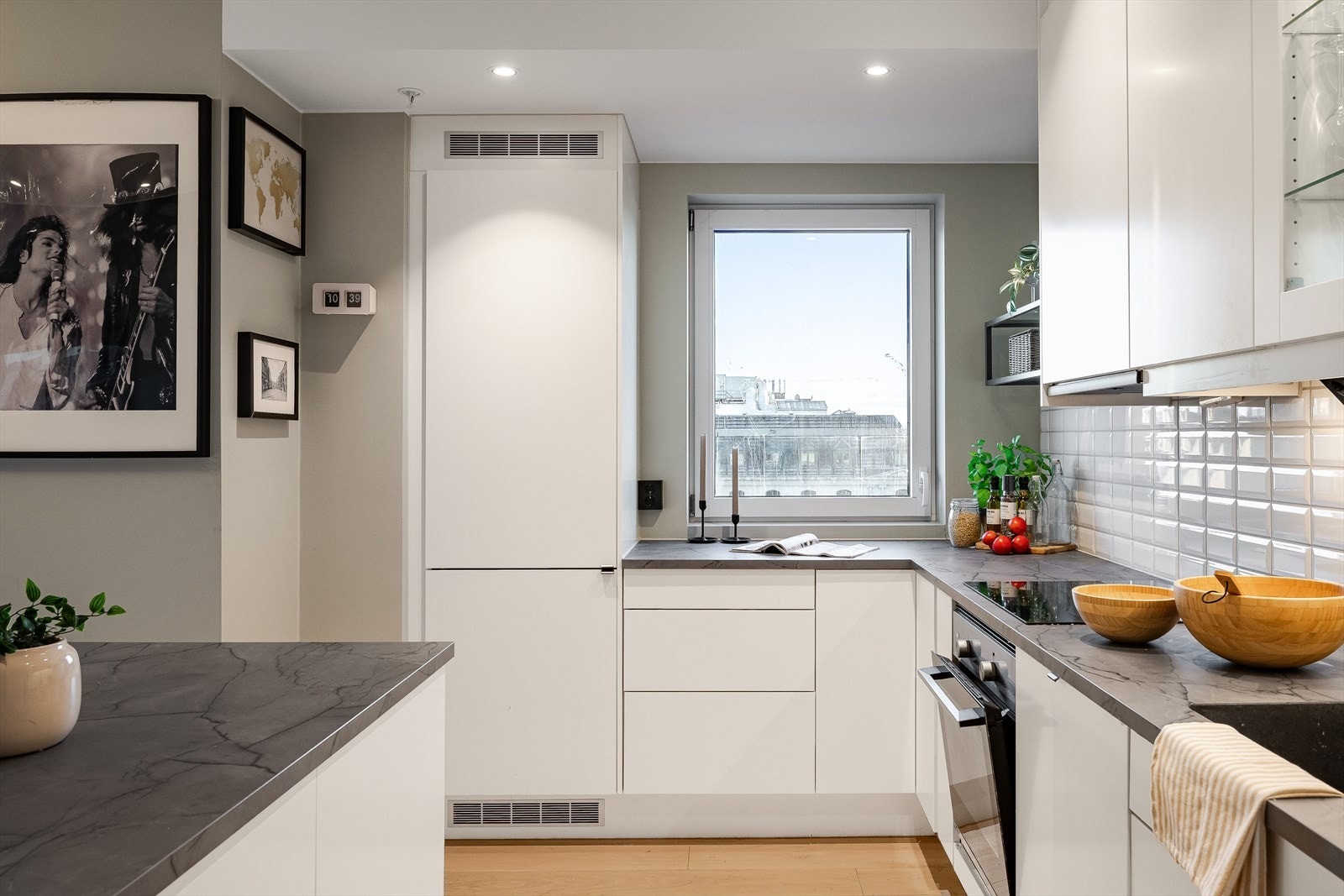 Kjøkkenet har integrerte hvitevarer som stekeovn, platetopp, oppvaskmaskin, kjøleskap og fryser som medfølger i handelen. Merk. døren til stekeovnen lar seg ikke lukke. Galleribilde