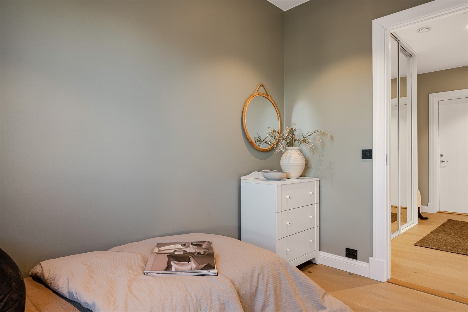 Det er plass til seng, nattbord, kommode og annet ønskelig. Galleribilde