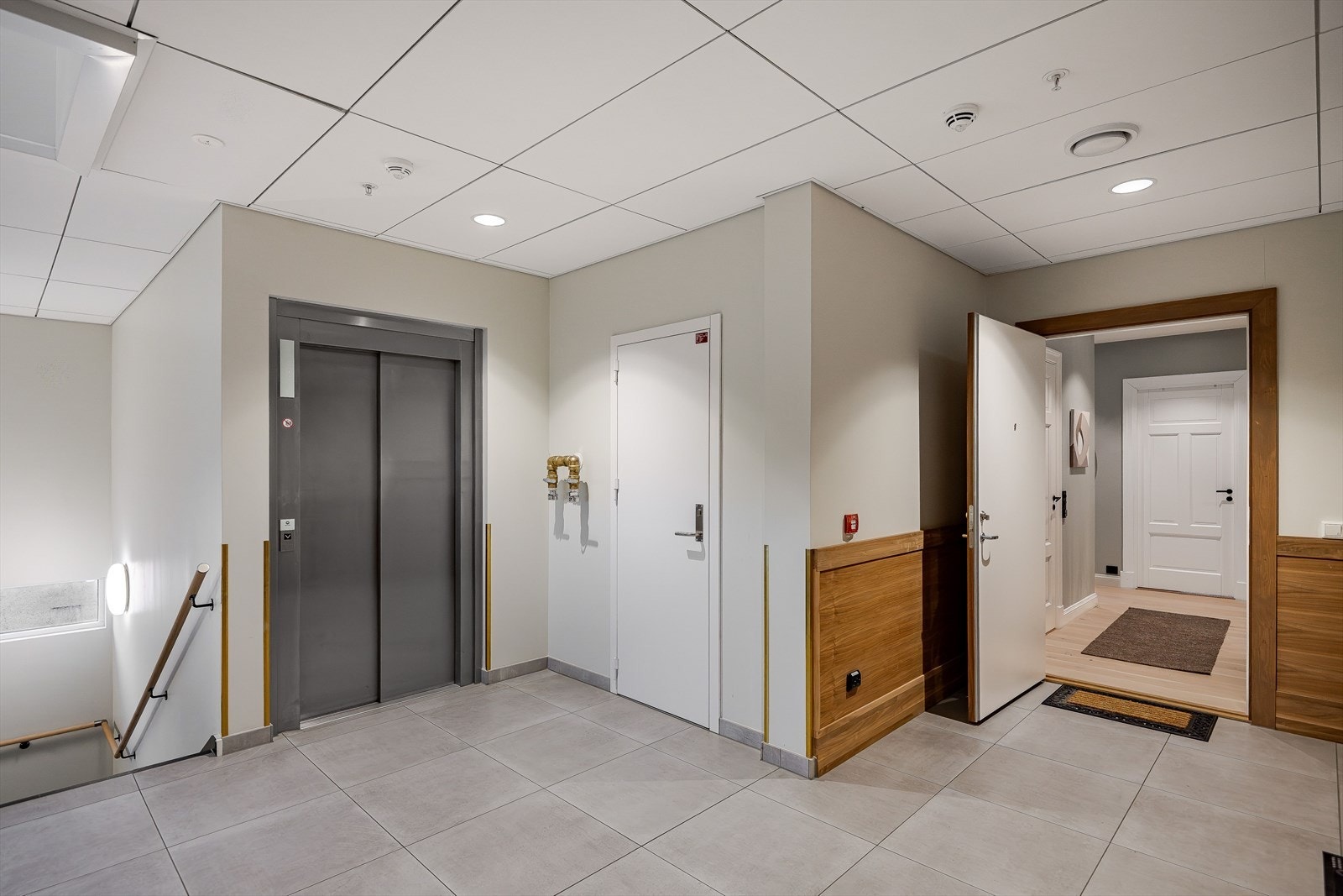 Du tar deg til leiligheten i 5. etasje enten via felles trappegang eller heis. Galleribilde