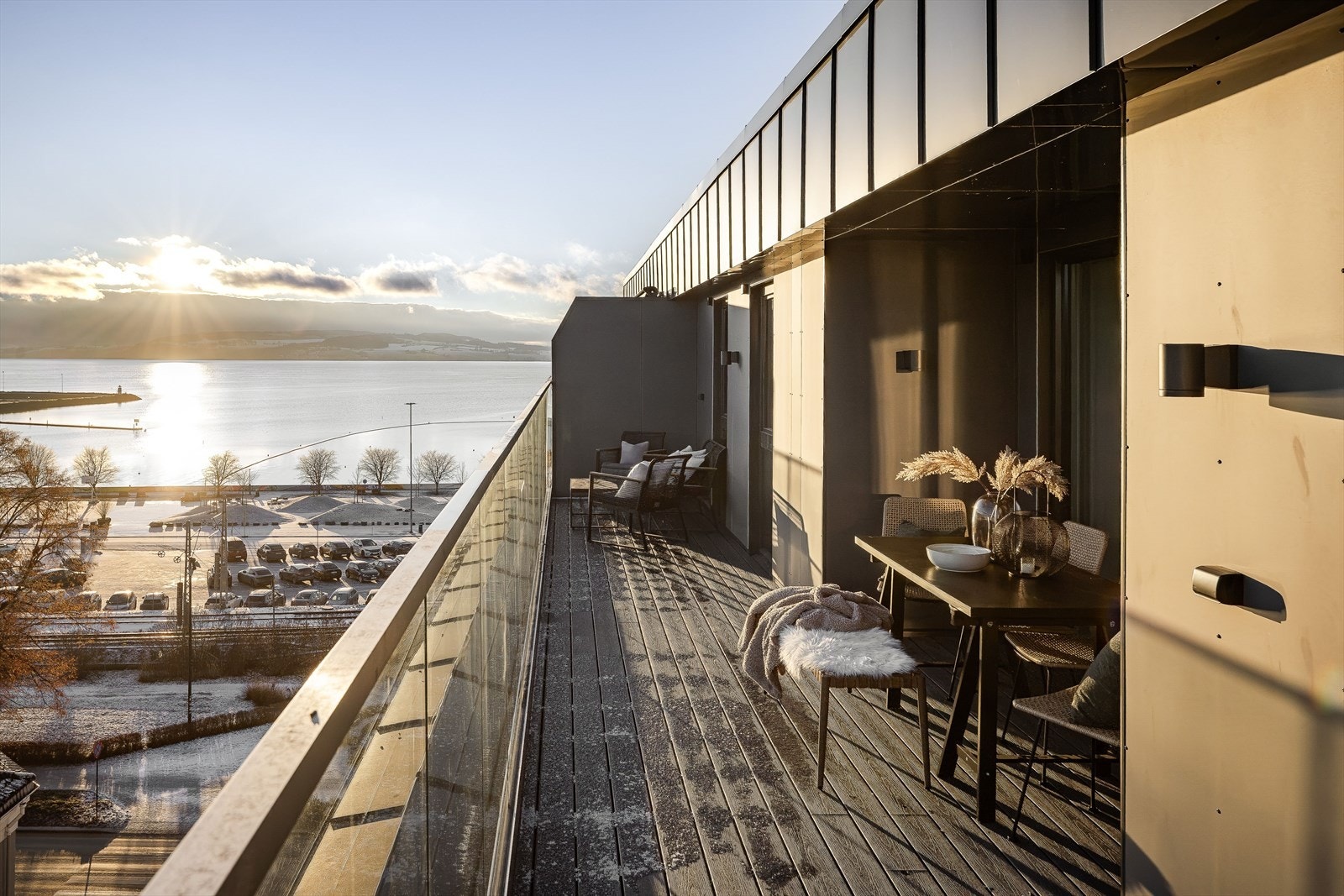 Balkongen er østvendt og er på hele 26 m². Den strekker seg langs hele ytterveggen på leiligheten. Galleribilde