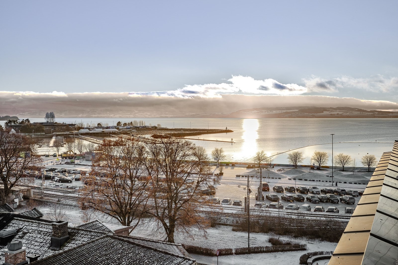 Det er nydelig utsikt fra balkongen utover mot Mjøsa, Tjuvholmen og Helgøya. Galleribilde