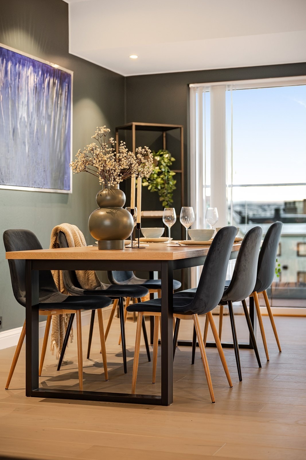 Det er god plass til en romslig spisegruppe som kan tilpasses etter behov. Galleribilde