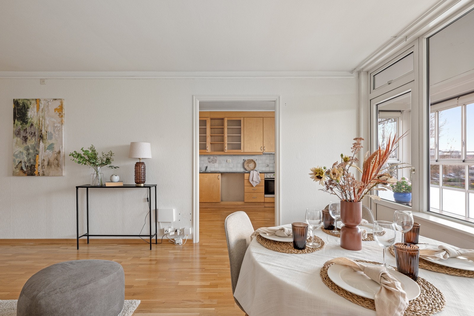 Kjøkkenet ligger i delvis åpen løsning mot stuen og gir et praktisk og sosialt preg. Galleribilde