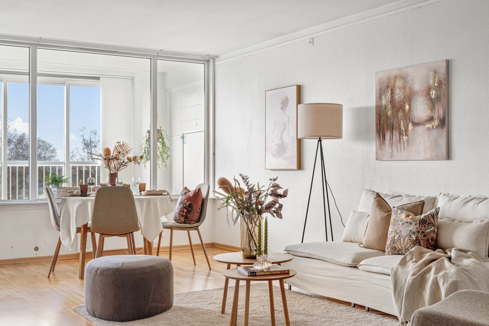 En lys og luftig stue med god plass til både sofagruppe og annet ønsket møblement. Galleribilde