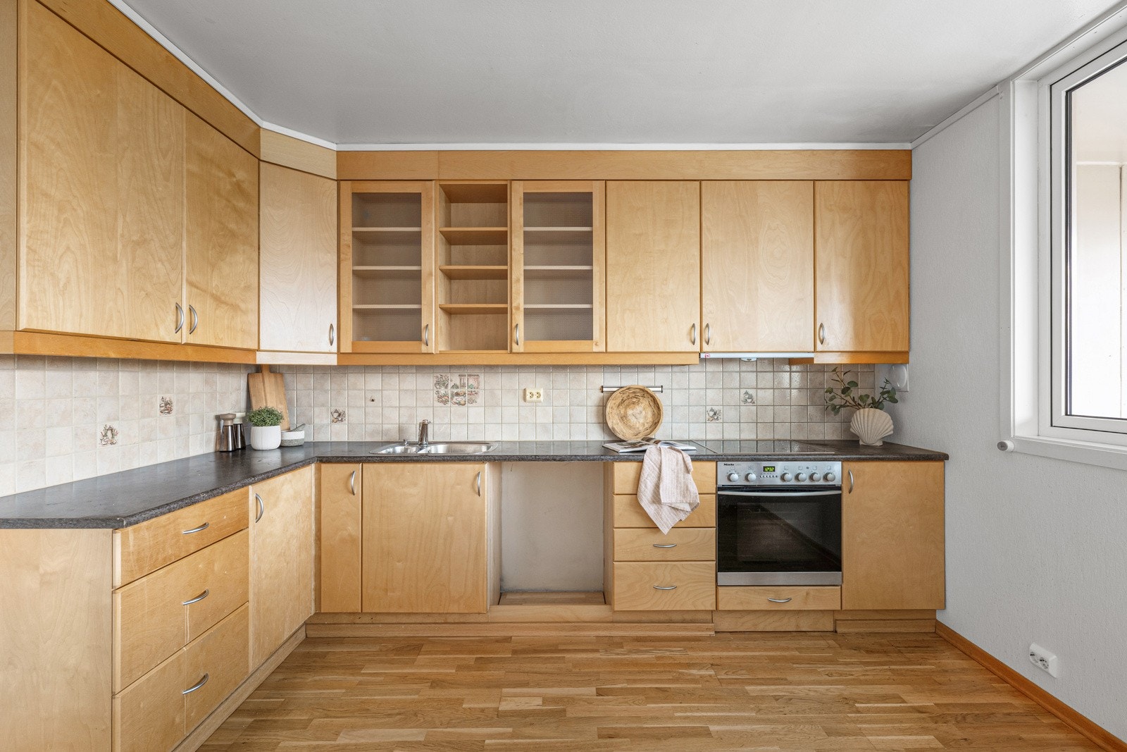 Det er innredning med glatte fronter og benkeplate av laminat. Galleribilde