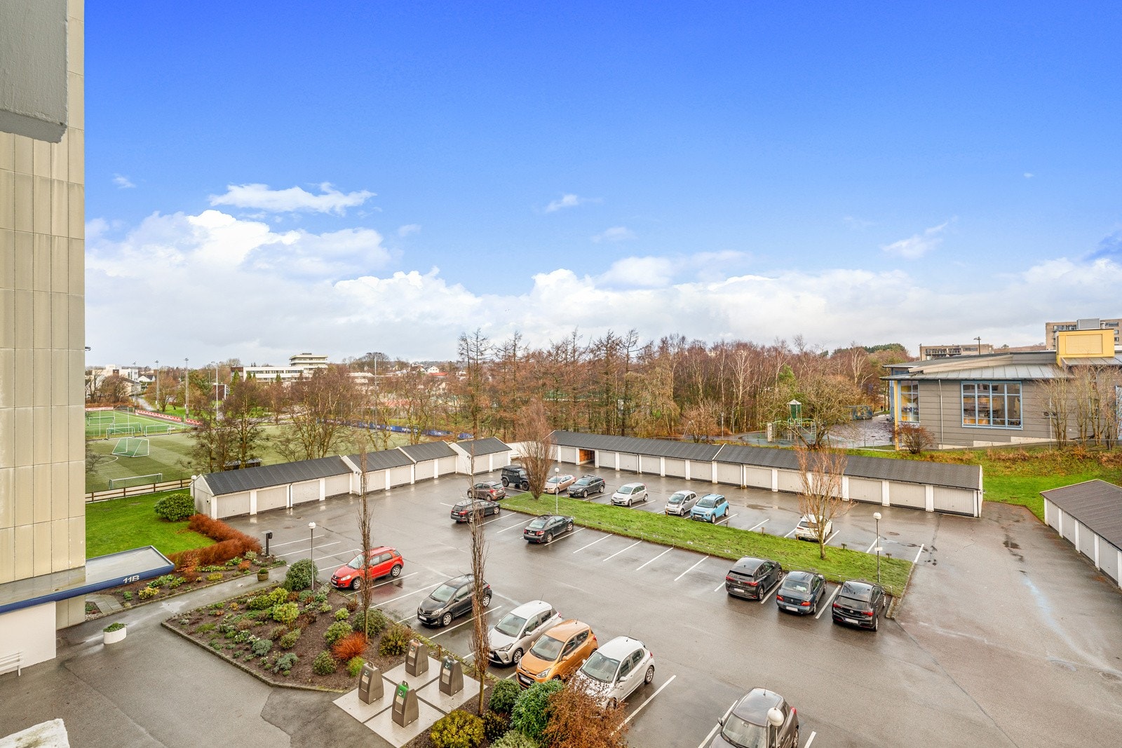 Det er fem minutter å gå til DNB arena hvor det er veldig gode bussforbindelser. Her er det hyppige avganger både videre ut mot Madla/ Kvernevik, Sandnes og inn mot Stavanger sentrum. Galleribilde