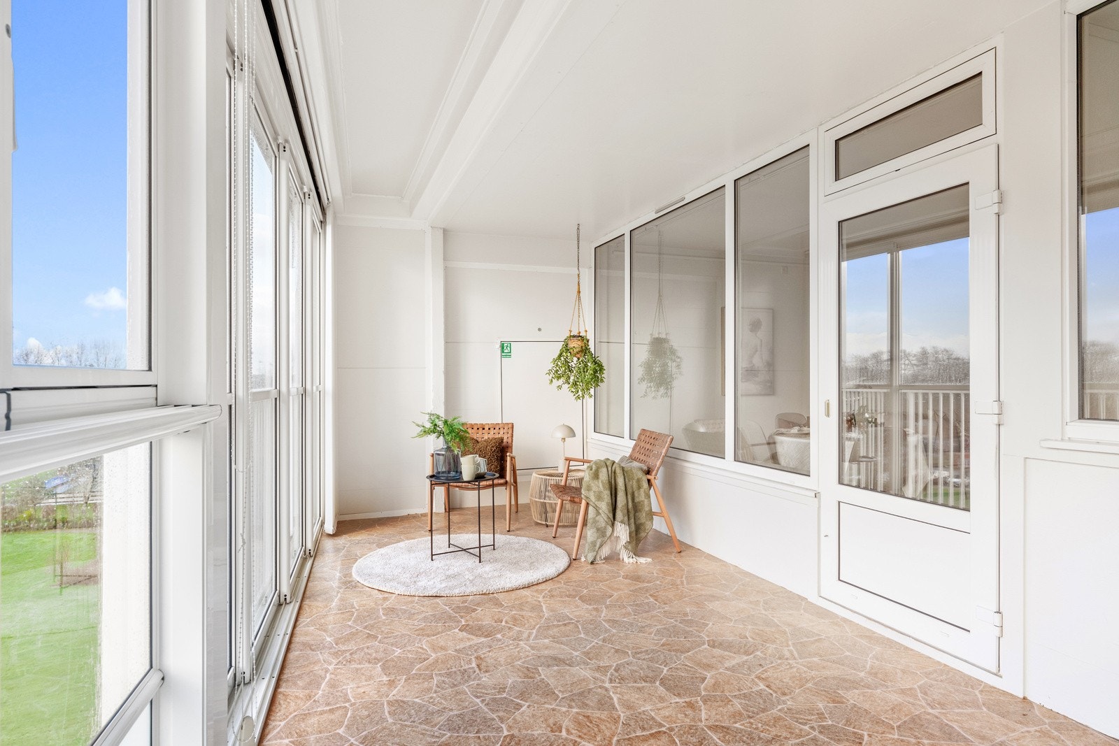 Et lyst og genialt uterom, som forlenger utesesongen. Både vår, sommer og høst kan balkongen benyttes og en får stemningsfulle inntrykk av årstidene rett inn i stuen. Galleribilde