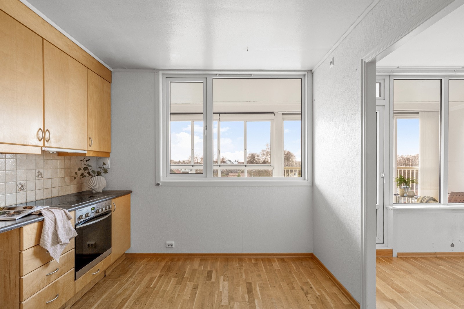 Plasseringen av kjøkkenet gjør at du også har utsikt herfra noe som er veldig kjekt. Galleribilde