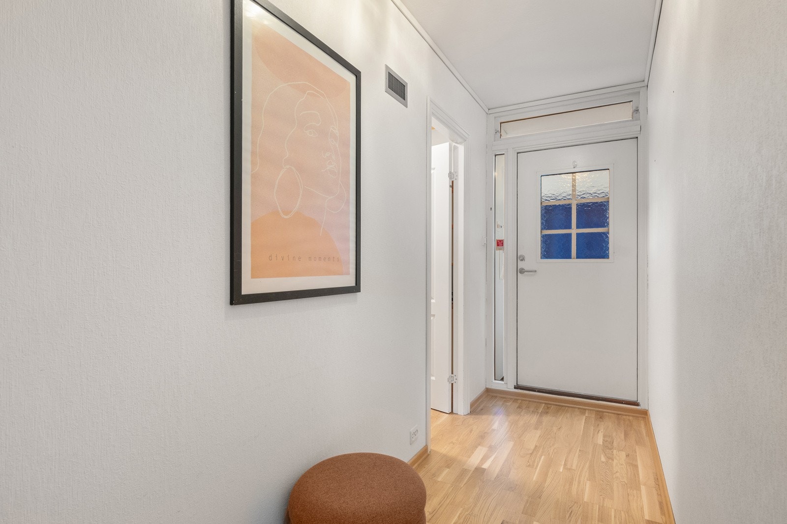 Heisen tar deg opp til leiligheten. Innenfor døren kommer du inn i en entré med plass til sko og yttertøy. Galleribilde