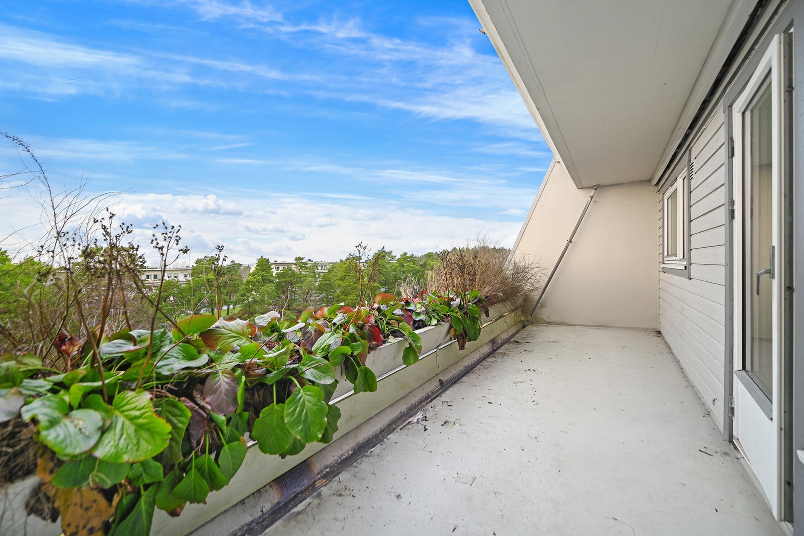 Uteplassen ved stuen er vestvendt, med flott utsikt og gode solforhold om ettermiddagen og kvelden. Uteplassen er på 14 kvadrat. Galleribilde