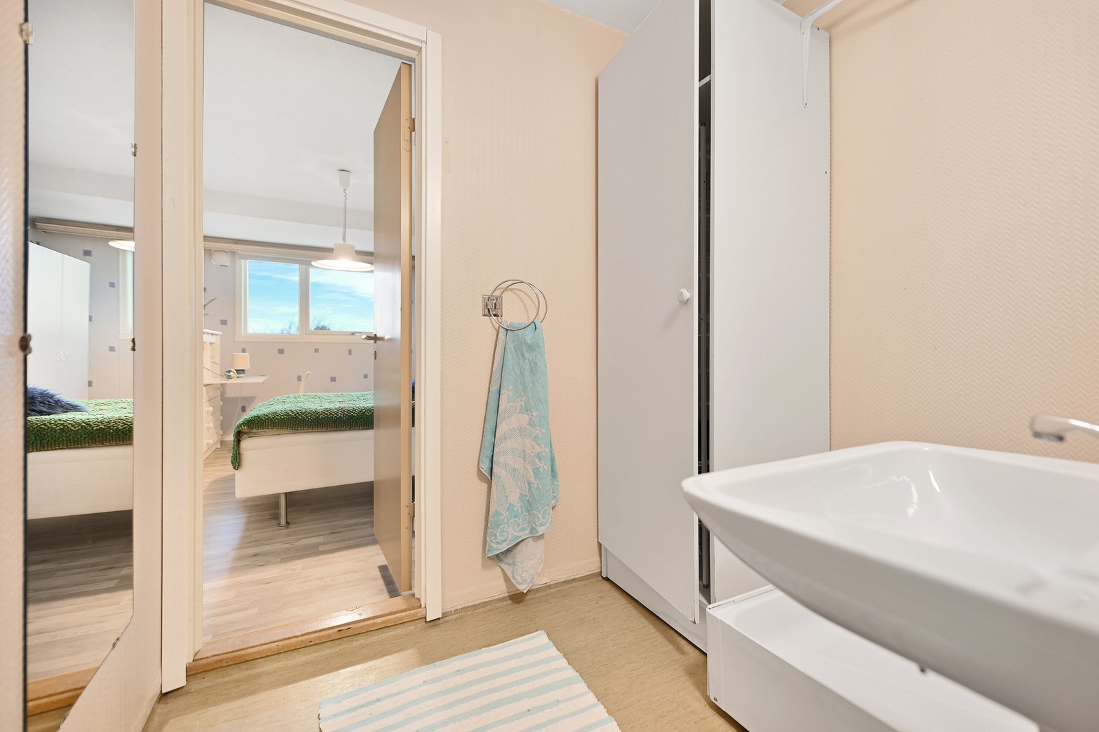 Praktisk med egen dør inn fra soverommet. Galleribilde