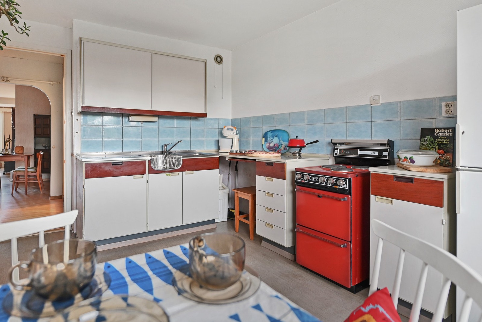 Kjøkken fra byggeår med god plass til ny innredning. Galleribilde