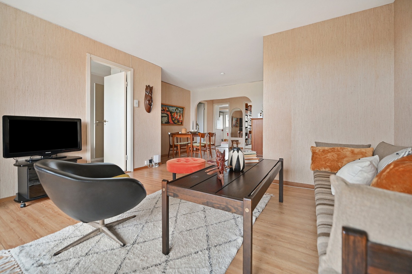 Fra stuen er det dør inn til ett av tre soverom i leiligheten. Galleribilde