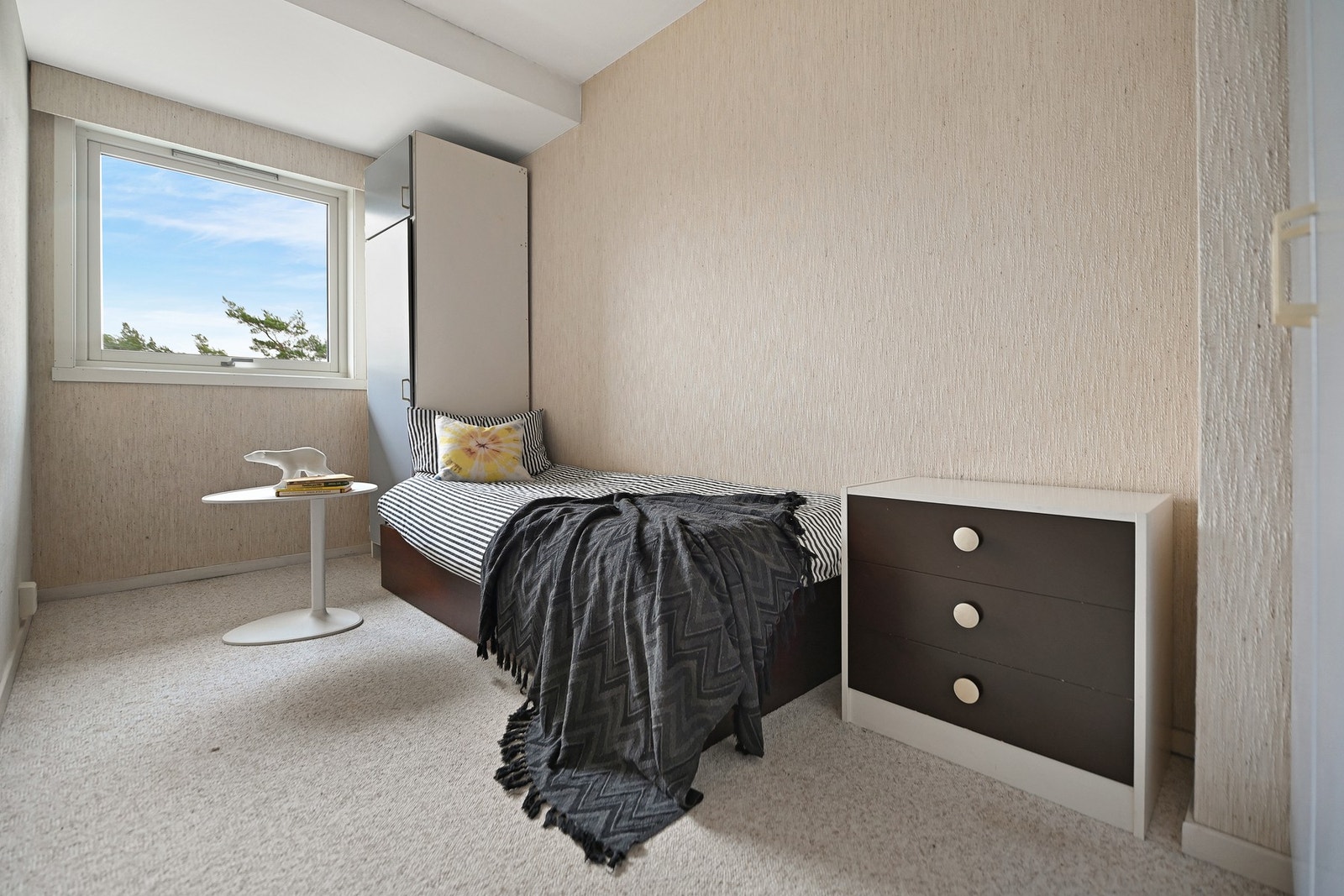 Fra gangen ved kjøkkenet er det inngang til 2 soverom. Galleribilde