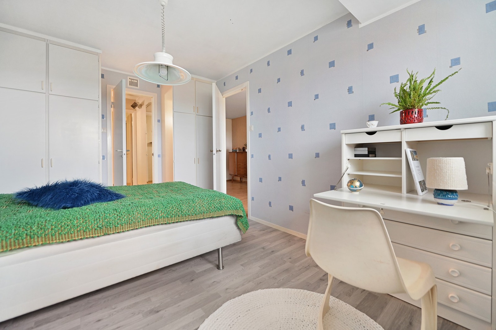 Soverommet er på 12,9 kvadrat, og har egen dør inn til badet. Galleribilde