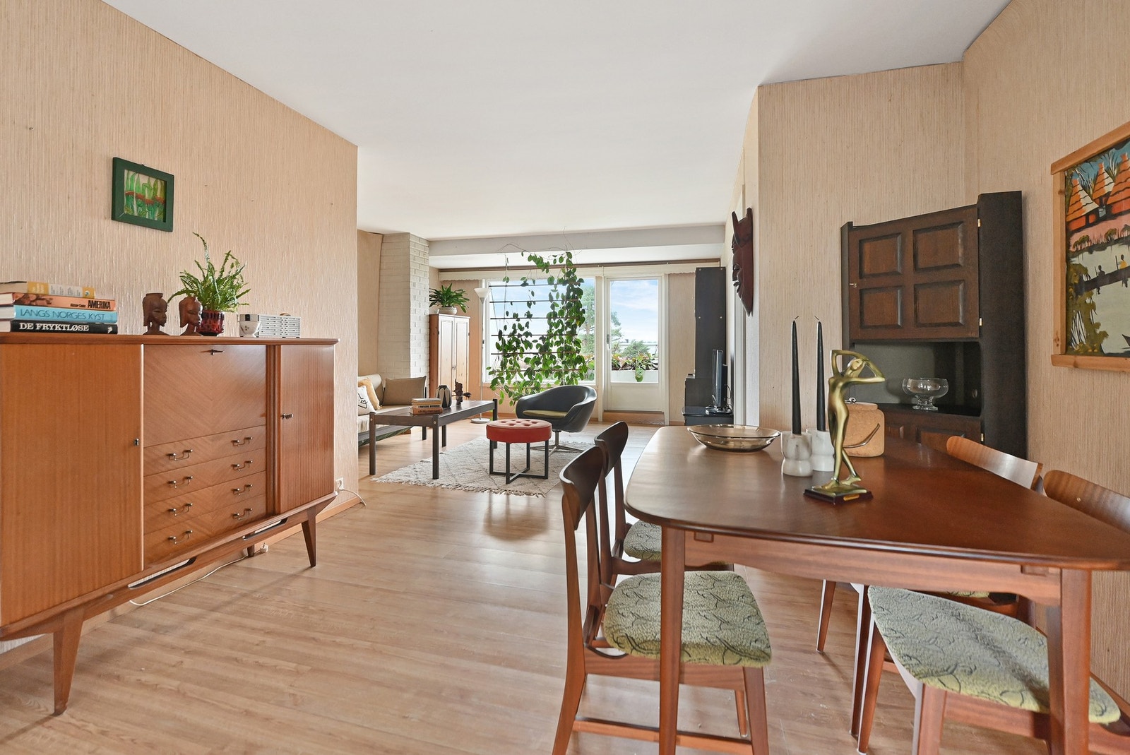 De store vindusflatene gir godt med naturlig lys i rommet. Galleribilde