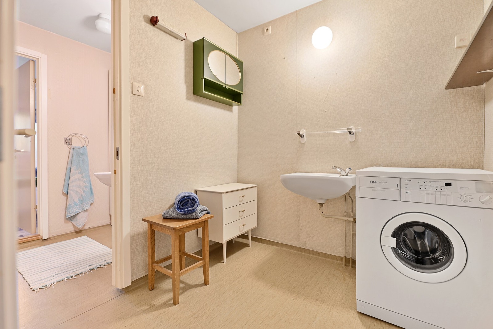 Badet er fra byggeår og er klart for oppgradering. Galleribilde