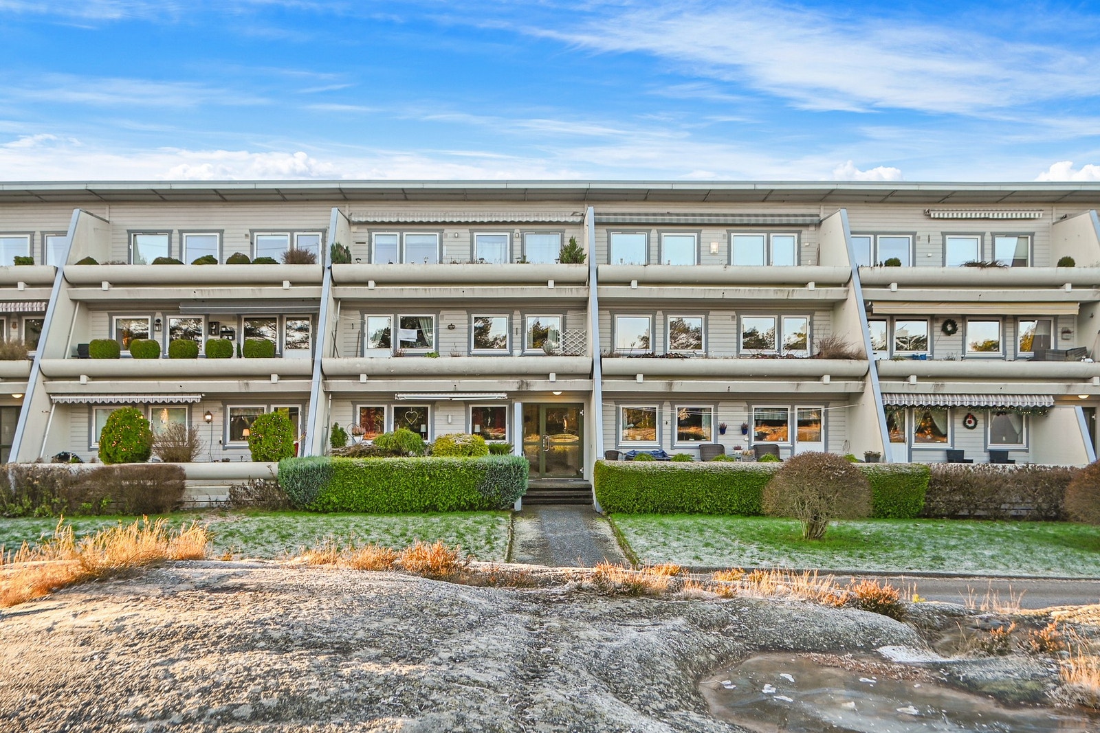 Inngangen til leiligheten er på østsiden av blokka. Det medfølger garasjeplass i felles garasje. Velkommen til visning. Galleribilde