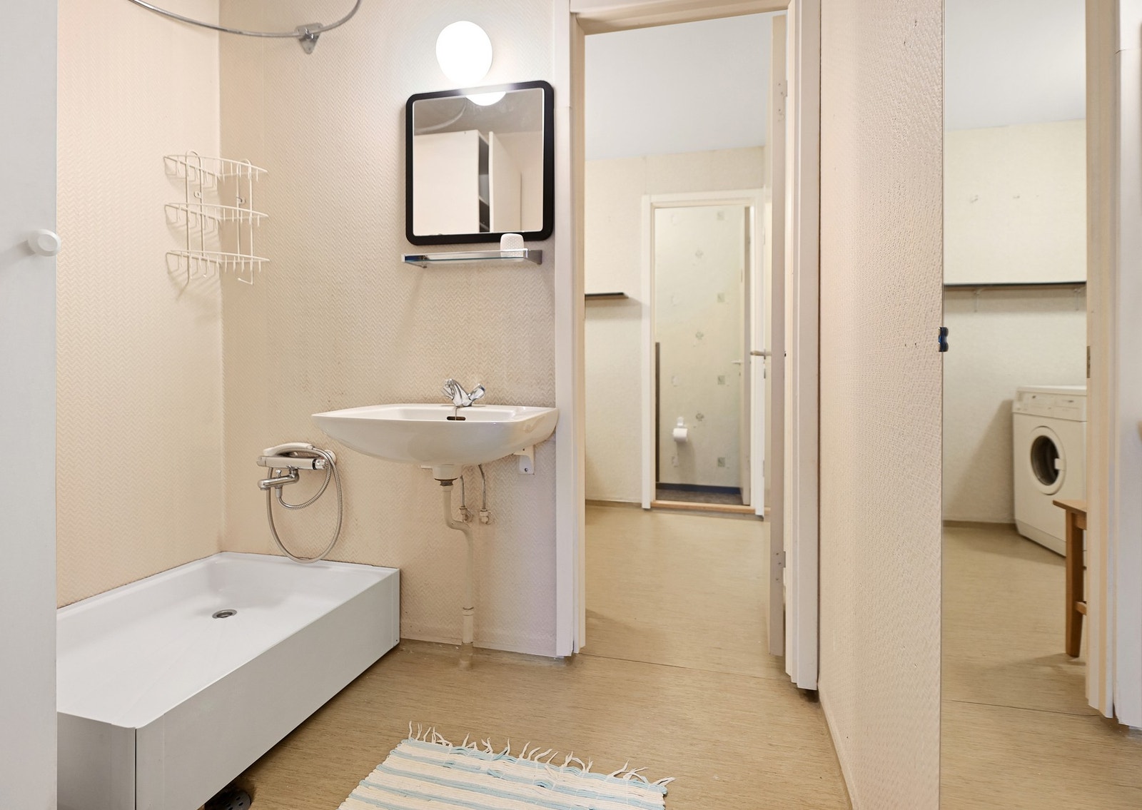 Badet er fra byggeår og er inndelt i dusjrom, vaskerom og toalettrom. Galleribilde