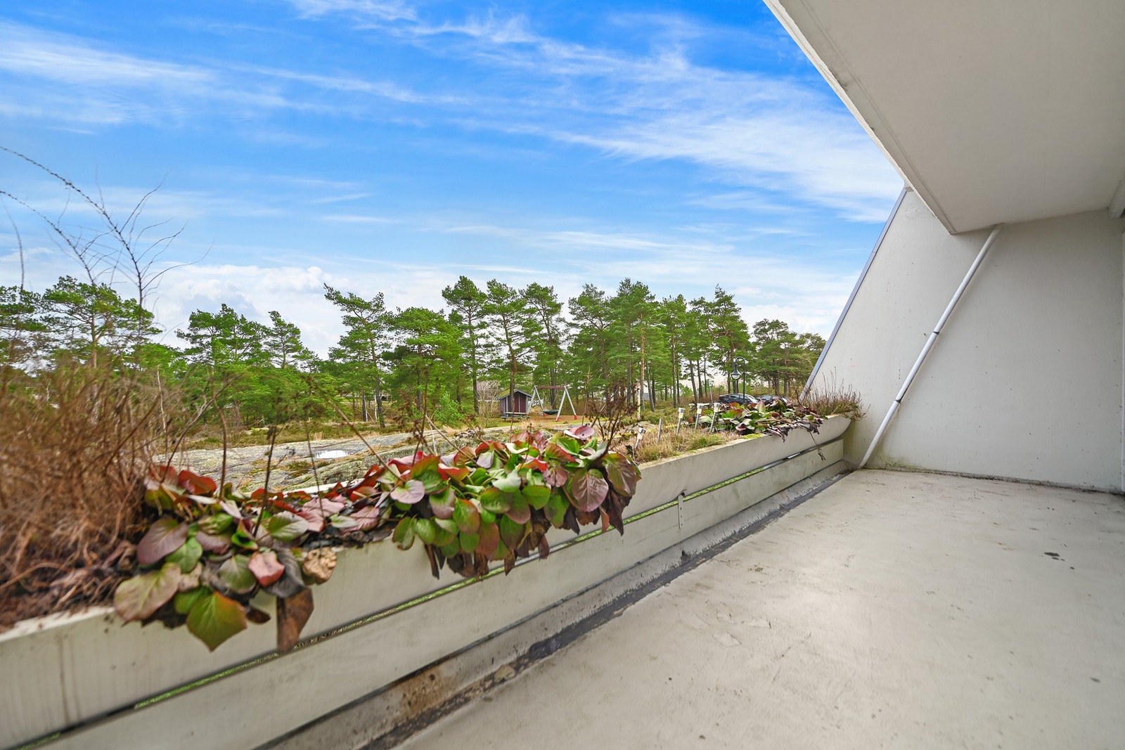 Terrassen er på 14 kvadrat, og har god plass til utemøbler. Galleribilde