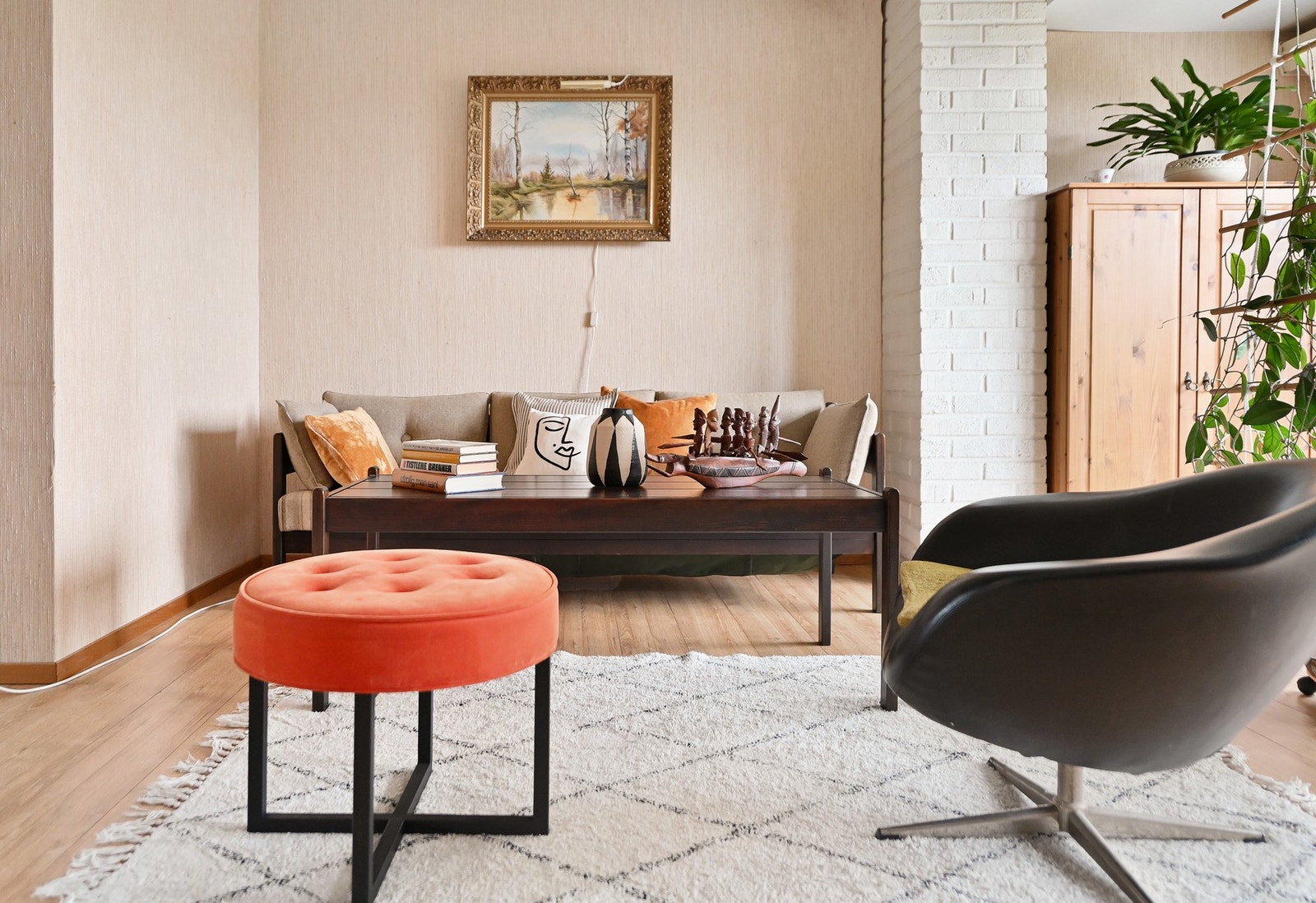 Lys stue på over 26 kvadrat, med god plass til både salong og spisestue. Galleribilde