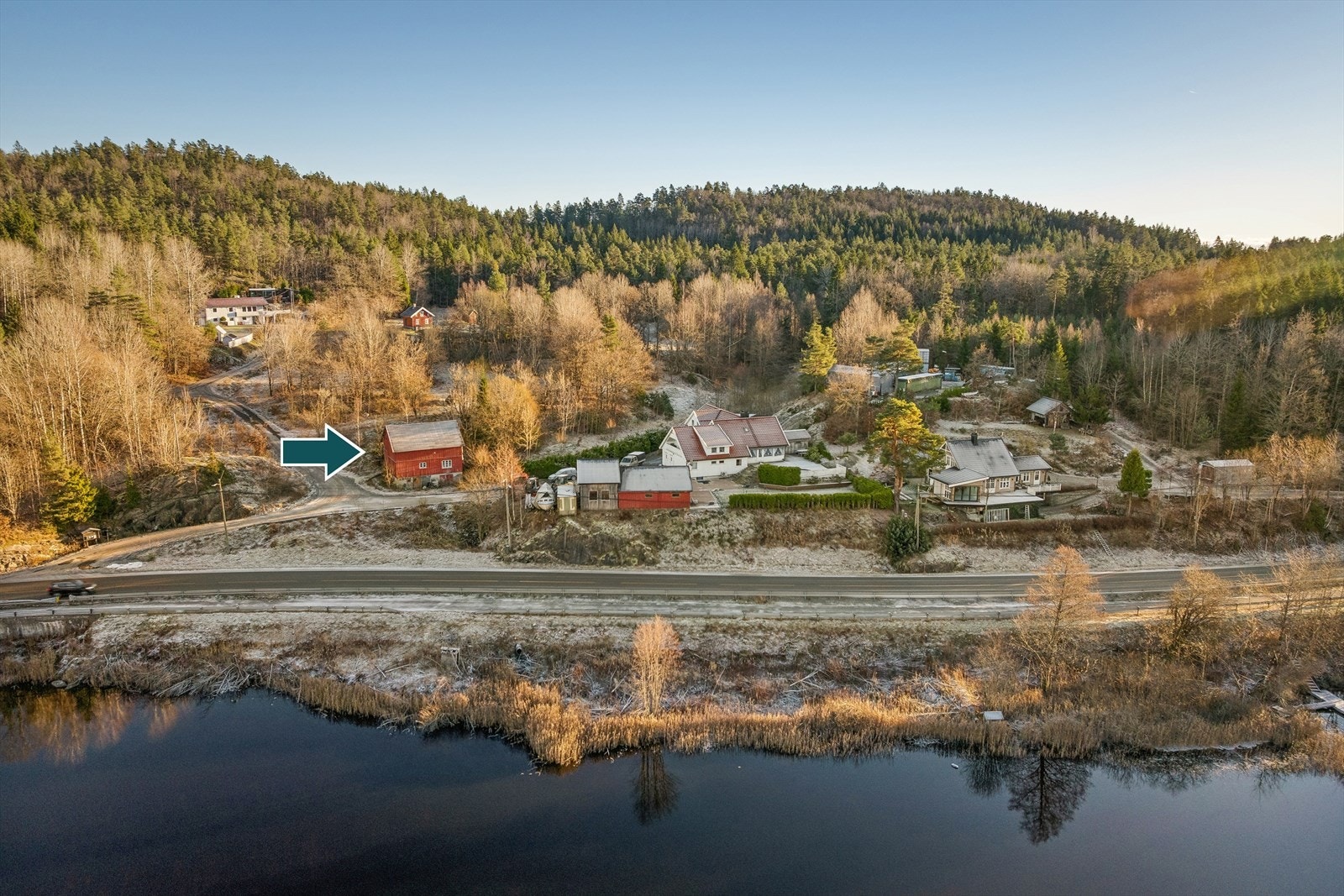 "Tufta" en egen parsell på ca 15 daa på eiendommen står det et eldre uthus. Denne eiendommen har adresse Molandsveien 576 Galleribilde