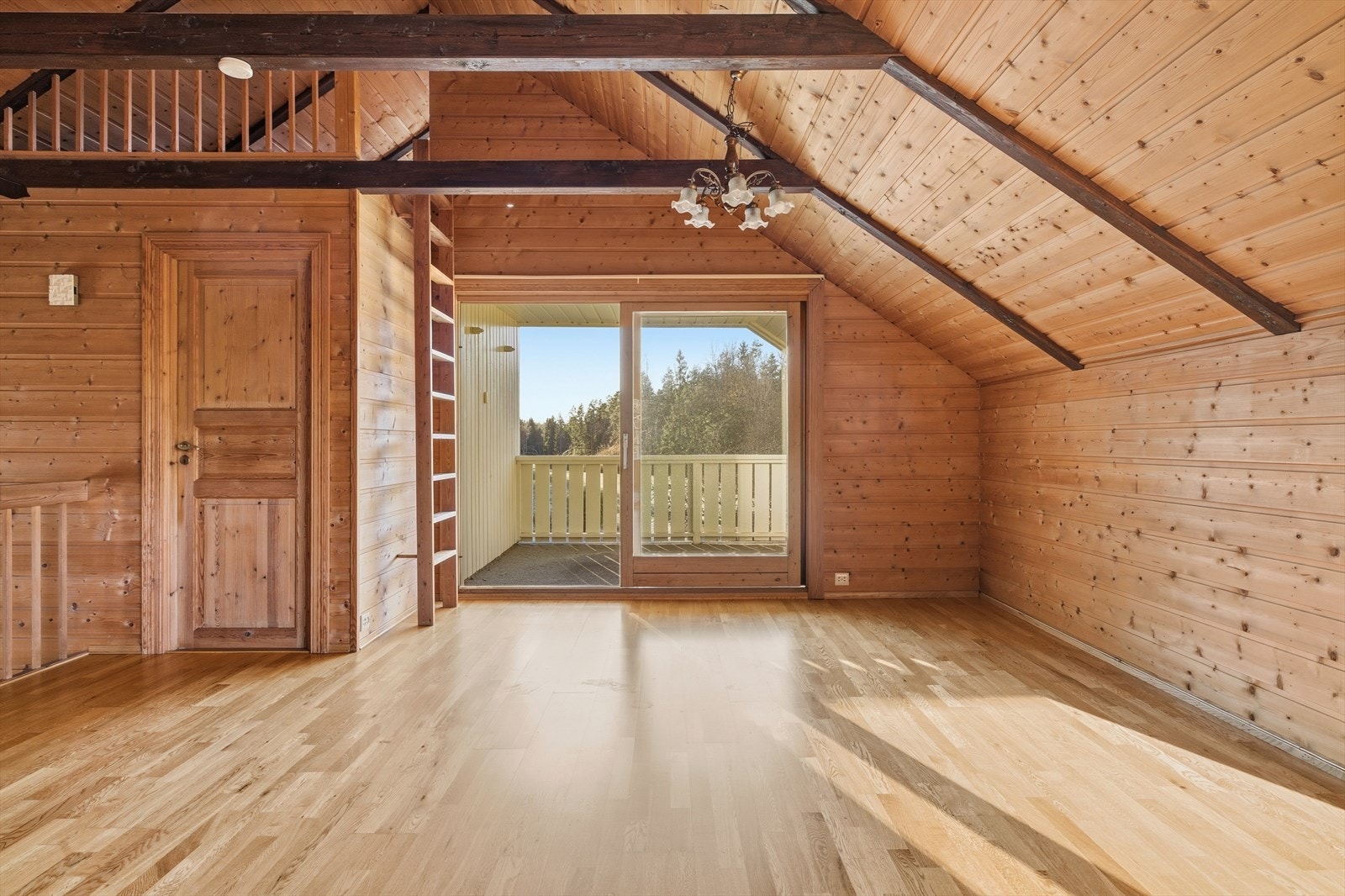 2. etasje - Stor stue med utgang til terrasse Galleribilde