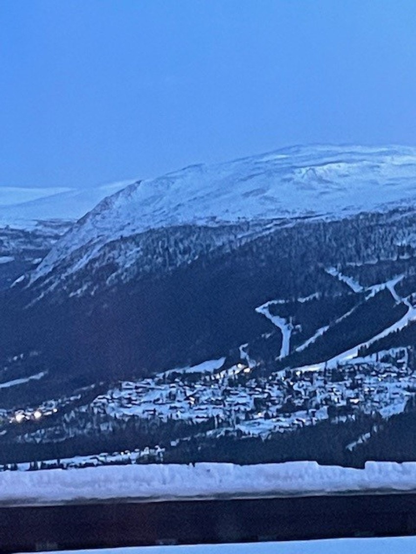Utsikt mot skibakken fra blåtimen Galleribilde