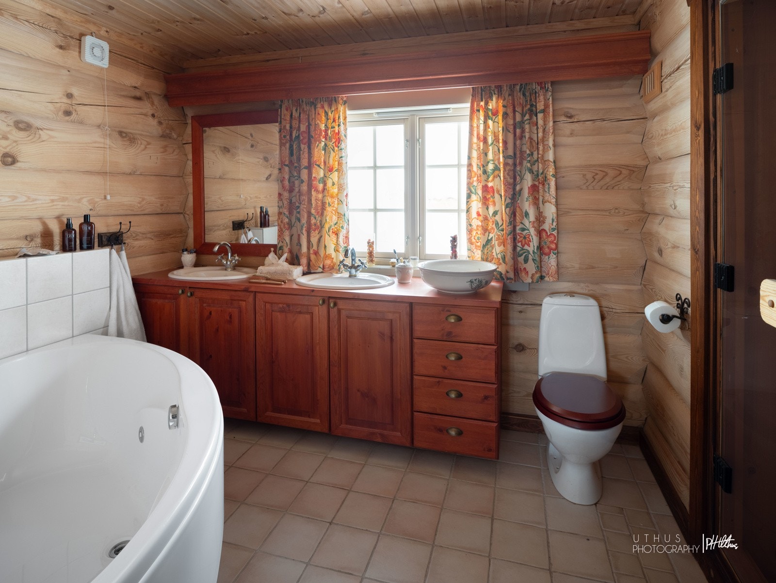 Bad i tilknytning til hovedsoverom med badekar og badstue Galleribilde