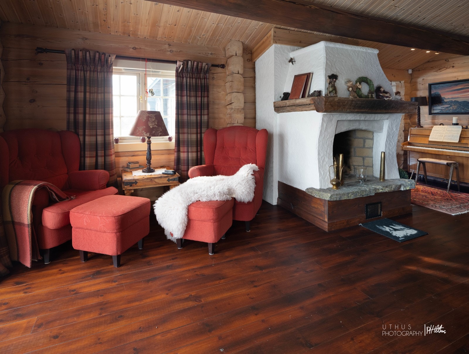 Hytta er oppført i 8" solid tømmer - Synlige åser og røstet himling gir den gode hyttefølelse fra man går inn i stuen Galleribilde