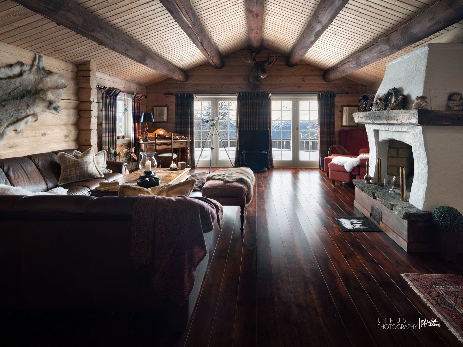 Uvdalsmegleren Kristoffer Tomin Waage ønsker velkommen til Nørstebølia Galleribilde