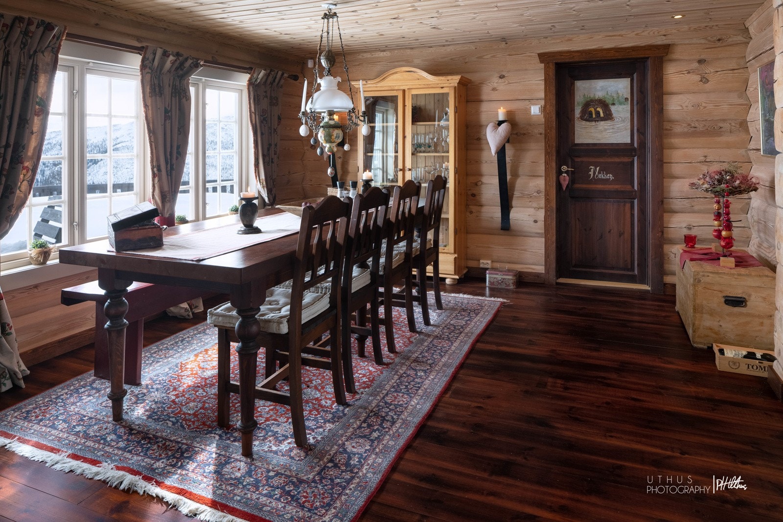 Spisestuen er tilbaketrukket fra stuen med god plass til hele familien rundt spisebordet Galleribilde