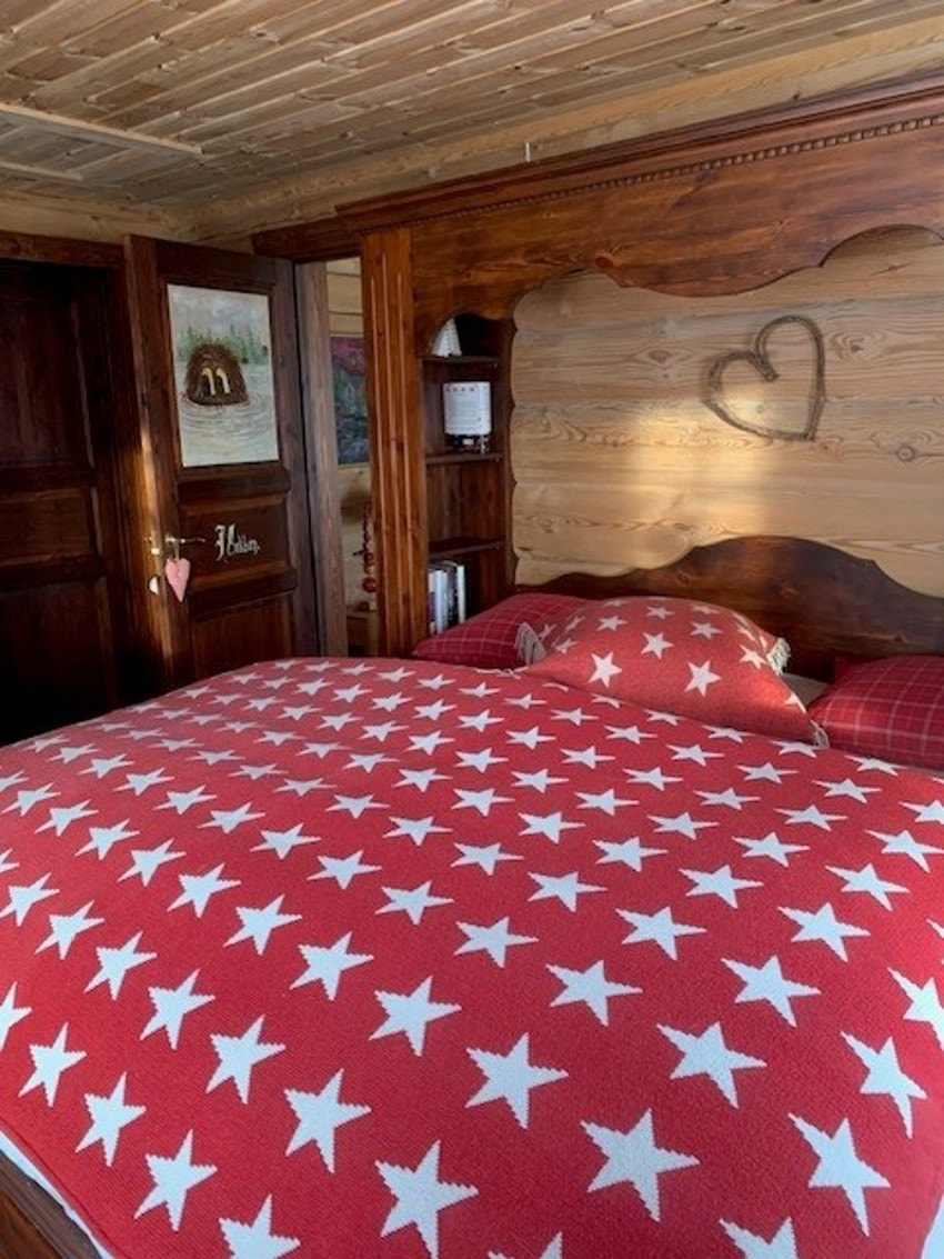 Hovedsoverommet har møbelsnekret dobbeltseng med gode garderobeløsninger Galleribilde