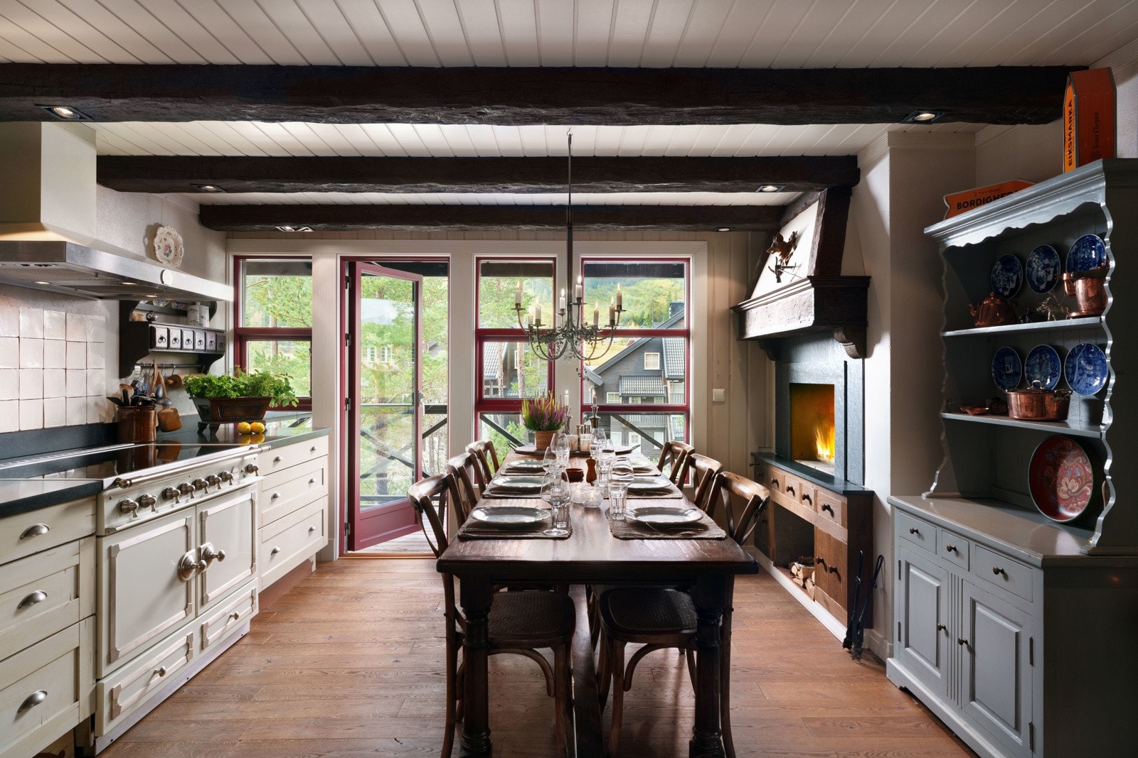 Hovedleilighet - Kjøkkenet er et flott samlingsrom - Legg også merke til komfyren Galleribilde