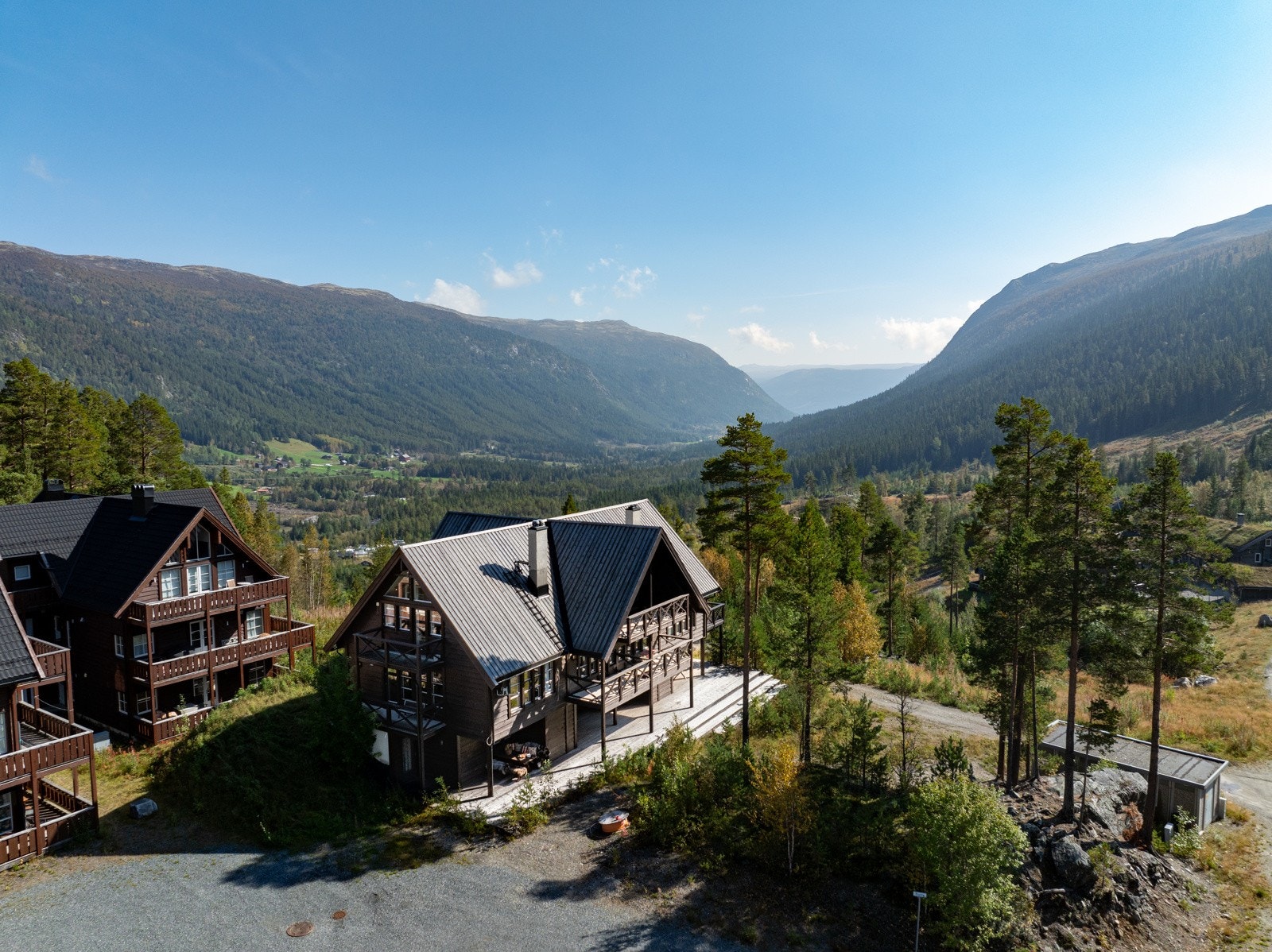 Leilighetene består av venstre halvdel og hele toppetasjen Galleribilde